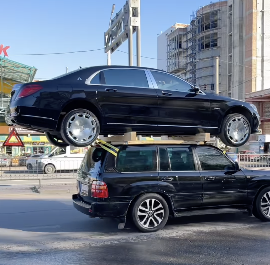 Cum se cară în Rusia un Maybach S pe plafonul unei Toyota Land Cruiser. Până și Gigi Becali, mare fan al mărcii germane, ar fi invidios pe inventivitatea rușilor