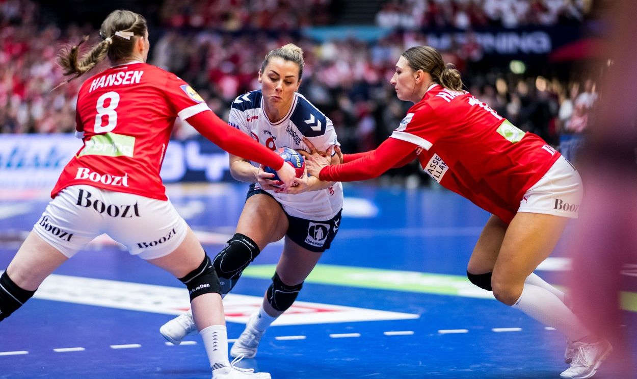 Surpriză uluitoare în semifinala Campionatului Mondial de handbal! Danemarca a avut 6 goluri avantaj în fața Norvegiei, dar apoi s-a întâmplat ceva șocant: cât era scorul în minutul 59:56, când s-a dat lovitură de la 7 metri!
