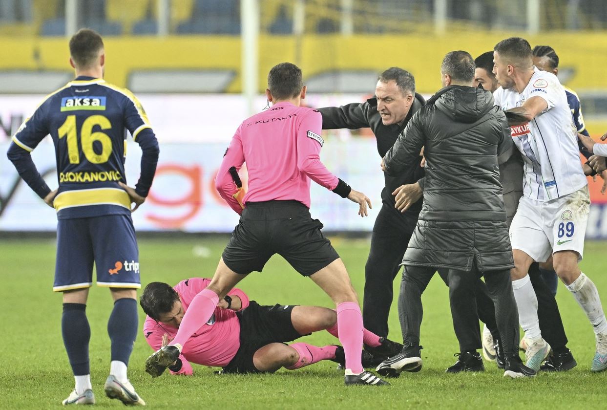 Toată Turcia e în lacrimi după acest gest. Ce a cerut arbitrul bătut de bașkan pentru a fi aproape de bebelușul lui de 10 zile!