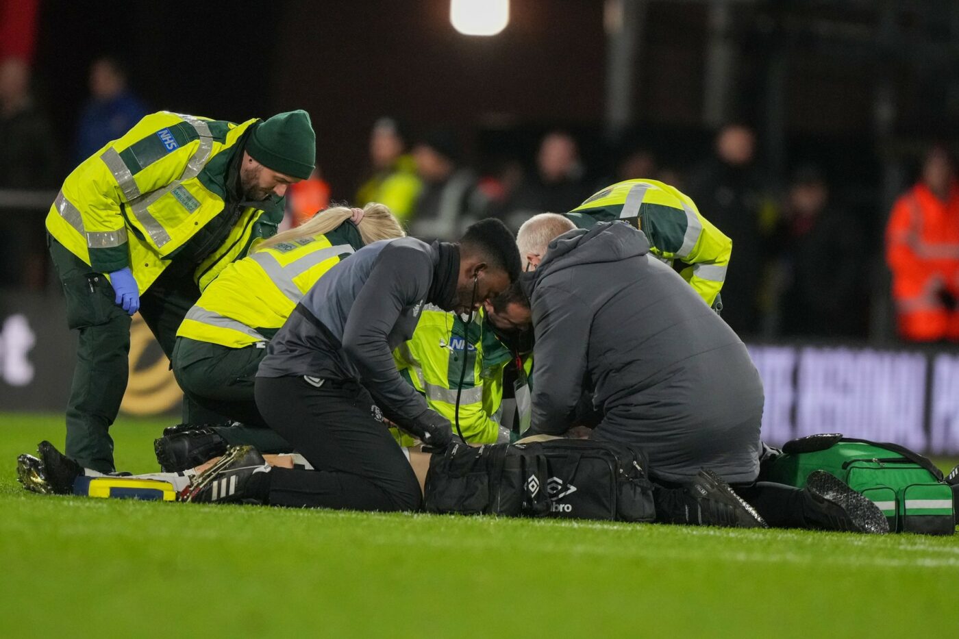 La un pas de tragedie în Premier League. Fotbalistul s-a prăbușit pe teren
