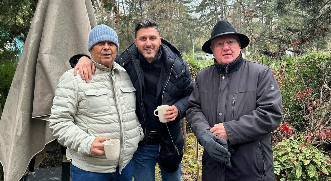 Trei dintre cei mai bogați oameni din fotbalul românesc au petrecut împreună la pomana porcului: imagine colosală cu Mircea Lucescu, Mitică Dragomir și Ciprian Marica!