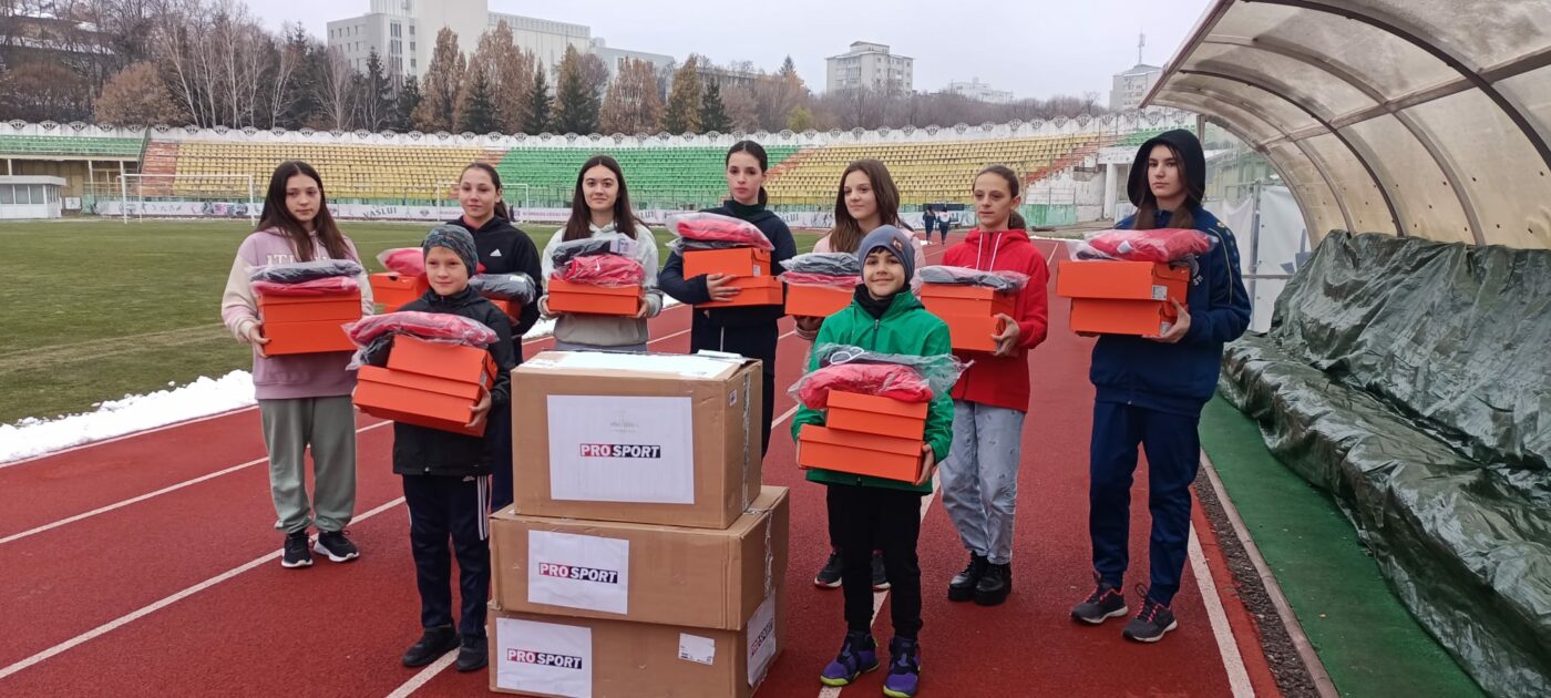 Gala Mari Sportivi 2023. ProSport a donat echipament sportiv în valoare de 10.000 de lei copiiilor de la CSS Vaslui, secția de atletism. VIDEO
