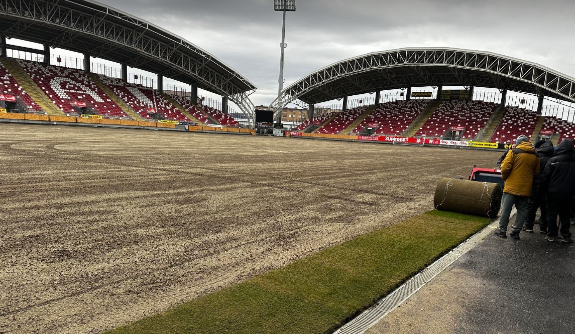 Vești bune pentru UTA Arad! Se pune noul gazon pe stadion, dar problemele cu statuia lui „Francisc Neuman” continuă. GALERIE FOTO