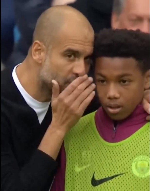 Imagini emoționante! Copilul de mingi căruia Pep Guardiola îi dădea indicații în 2017 a făcut show astăzi pentru Manchester City: a marcat și a scos un penalty pentru „cetățeni” în Liga Campionilor! VIDEO
