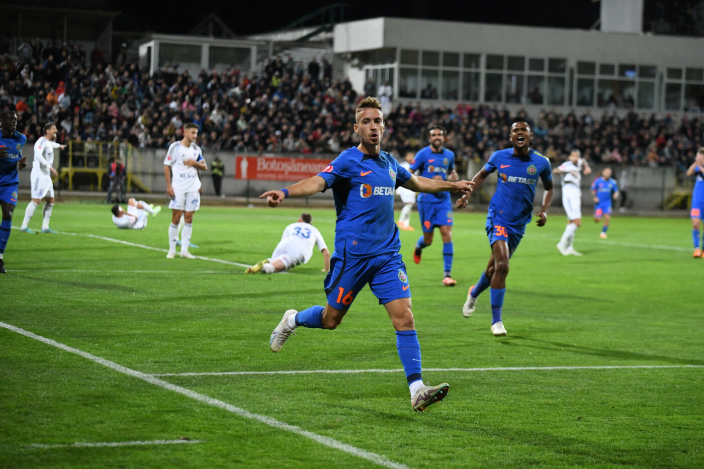 Doi titulari de la FCSB sunt puși la zid de Gigi Becali! Pantea și Olaru, pe lista neagră, Lixandru ia o bilă albă: „Băi, joacă varza, că ți-o ia!”
