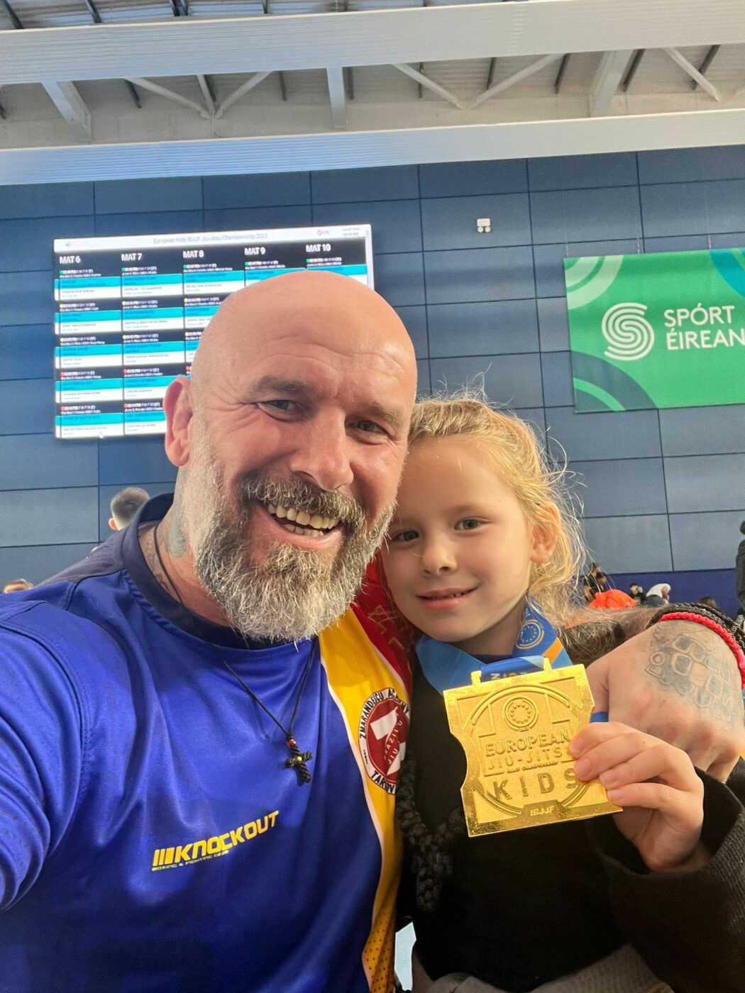 Matilda este campioană europeană Jiu Jitsu! Fetița în vârstă de 5 ani a luptătorului Cătălin Zmărăndescu, peripeții la Dublin: „Am plecat cu antibioticul după noi”. VIDEO