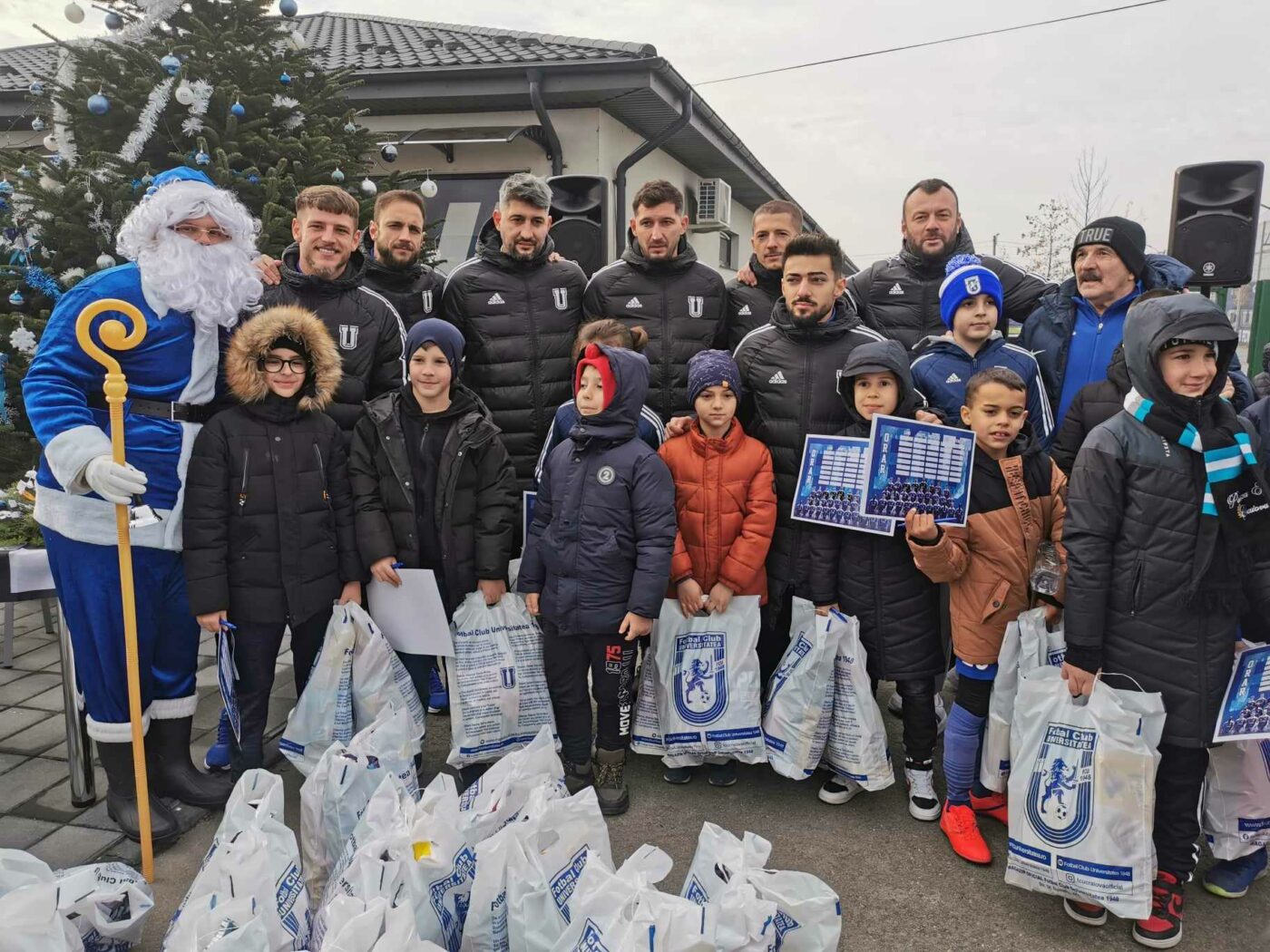 Moș Crăciun, frații Costea, Mihai Dina, Vlad Achim, Dragoș Albu, Radu Negru și Mogoșanu le-au dat cadouri juniorilor lui FCU | SPECIAL