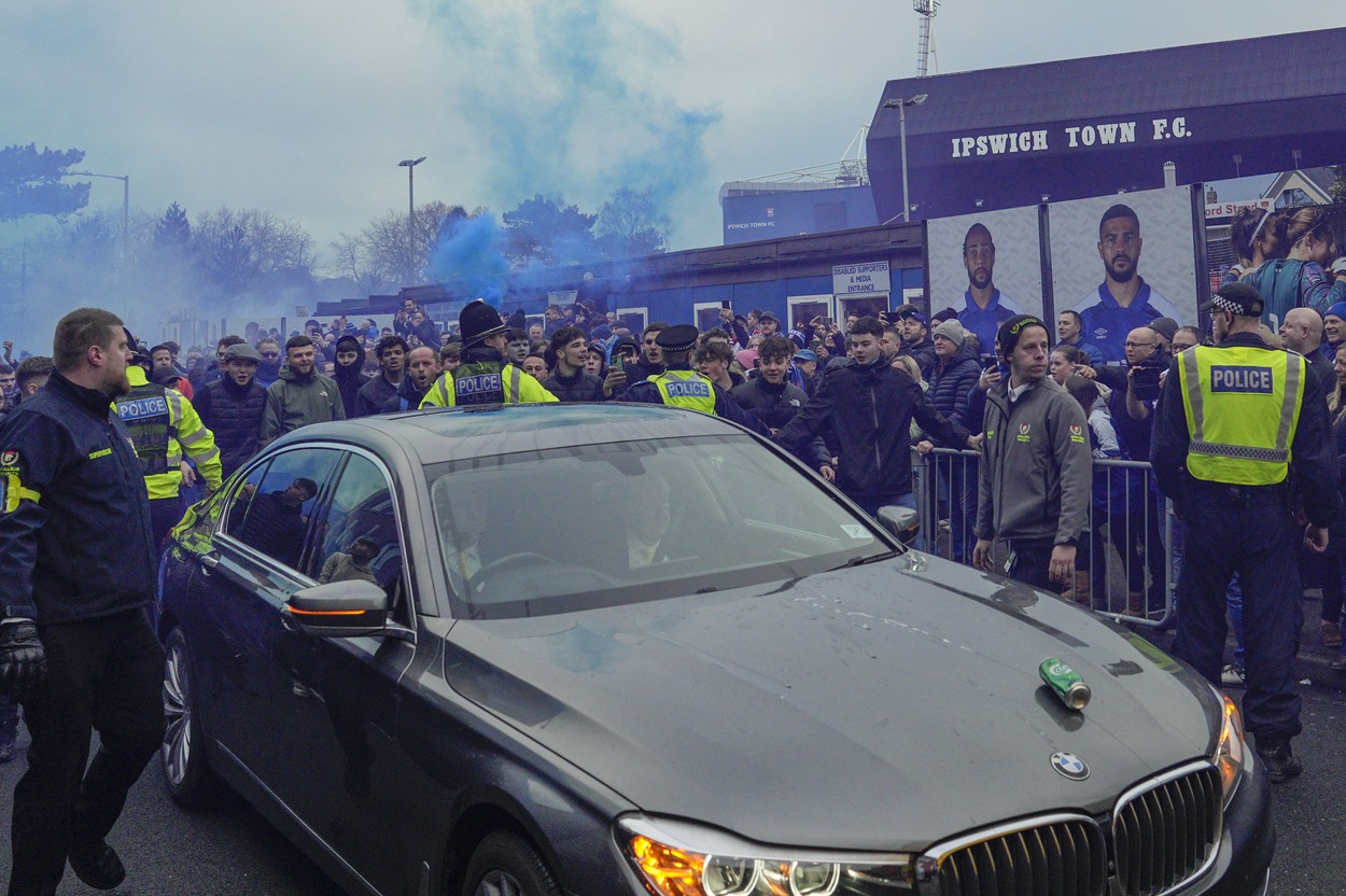 Mașina Deliei a fost atacată cu torțe și fumigene la meciul de fotbal! Vedeta TV s-a panicat când BMW-ul ei a fost luat cu asalt de ultrașii englezi furioși