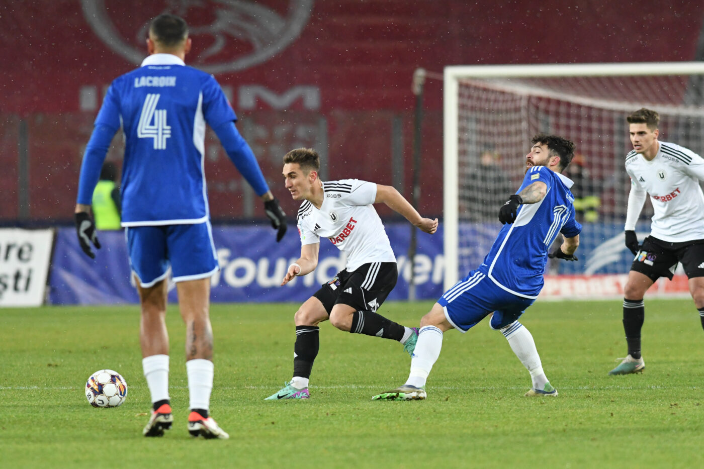 Universitatea Cluj – FC U Craiova 2-1, în etapa a 18-a din Superliga. „Șepcile roșii” urcă pe loc de play-off, oltenii rămân în zona periculoasă a clasamentului