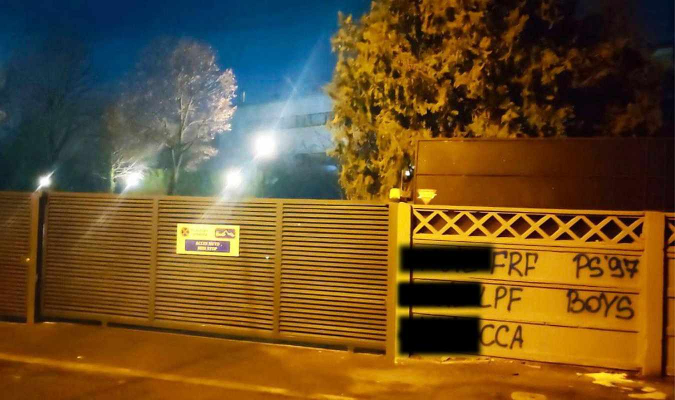 Ultrașii din Peluza Sud 97 au vandalizat gardurile de lângă FRF și Arena Națională, după ce FCU a fost dezavantajată de arbitraj în meciul cu Farul! SPECIAL