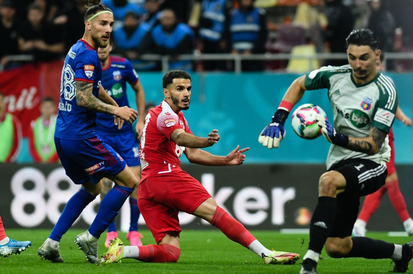 Adevăratul motiv pentru care Lamine Ghezali n-a ajuns de la Dinamo la rivala CSA Steaua și va pleca din România: „Asta a fost tot!”. Decizia radicală luată de roș-albaștri. EXCLUSIV