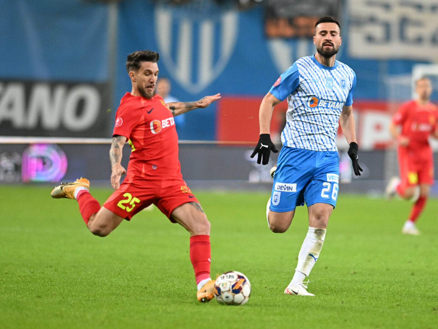 Alex Băluță, umilit de galeria Universității Craiova la derby-ul cu FCSB! Ce banner legat de soția fotbalistului au afişat ultraşii olteni. FOTO