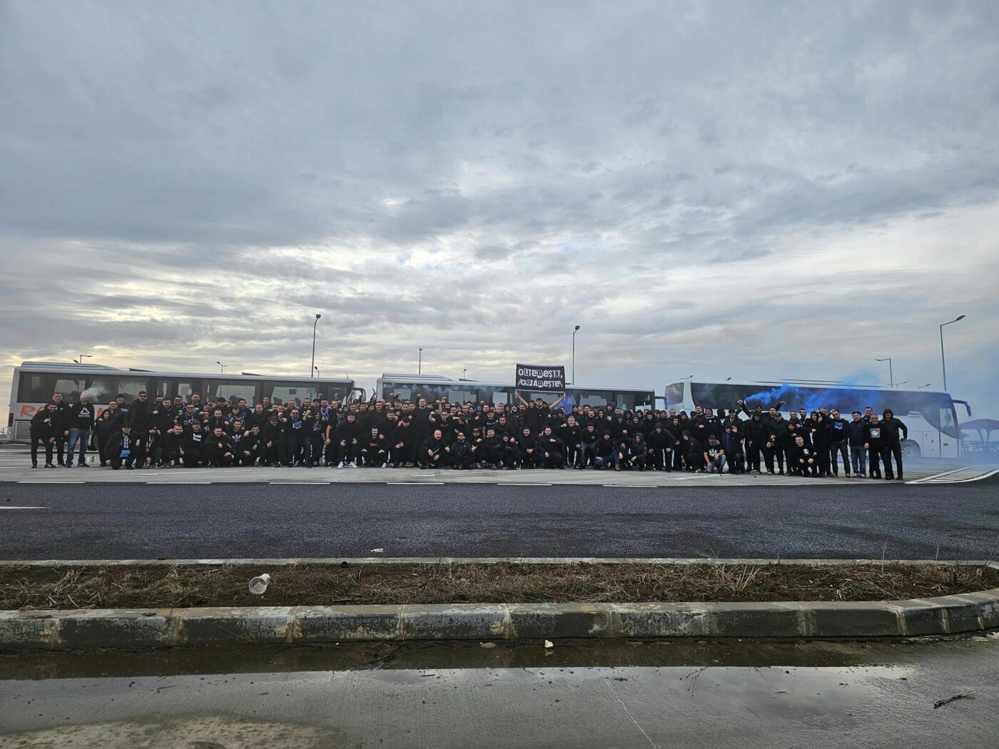 Atmosferă incendiară în Giulești la meciul Rapid-FCU. Peluza Sud 97 ia cu asalt Capitala. Câți ultrași olteni sunt așteptați la meci. SPECIAL