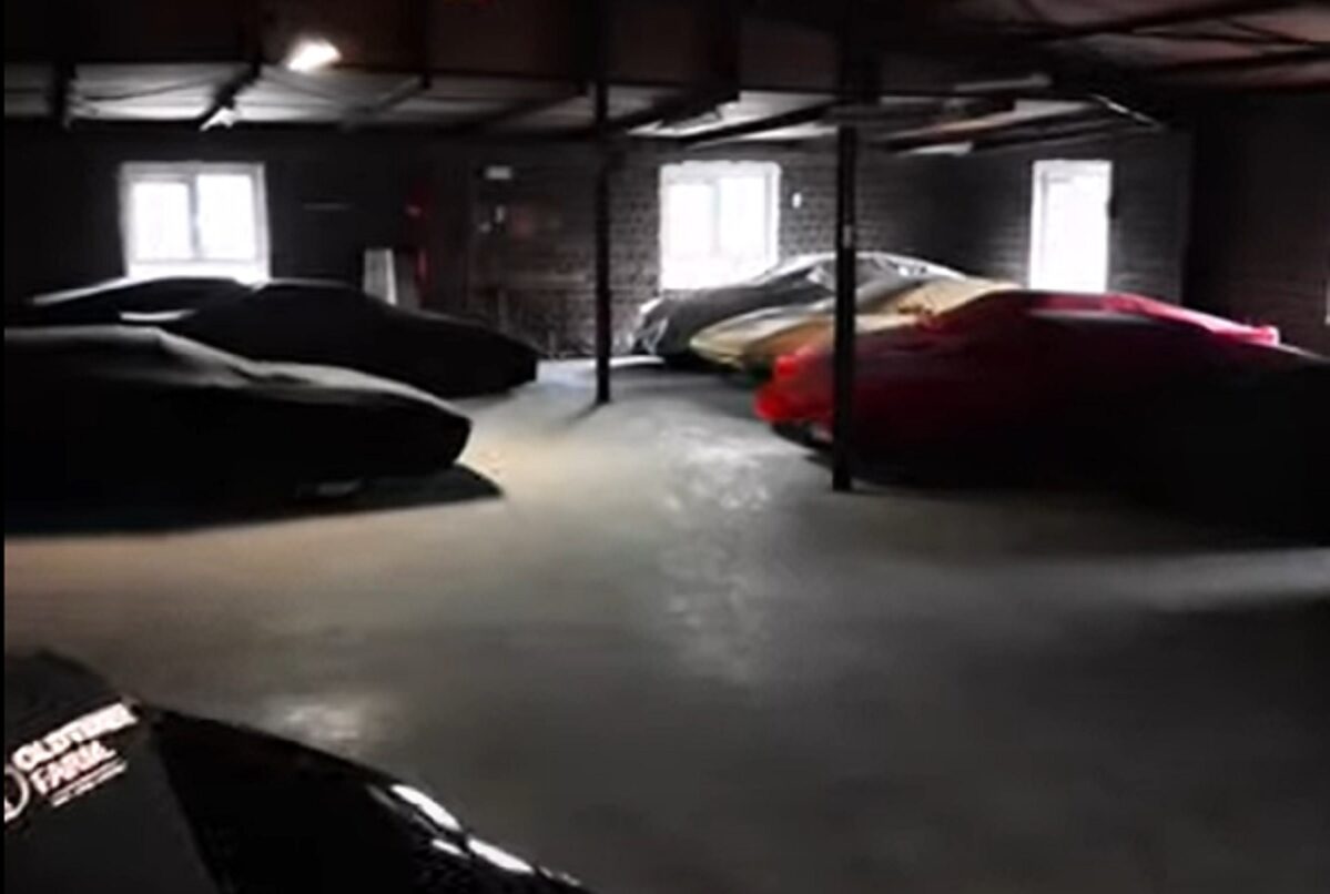 Au găsit un garaj abandonat. Au avut surpriza vieții când au intrat și au descoperit, prăfuite, 22 de mașini de lux: ale cui sunt și de ce sunt atât de speciale