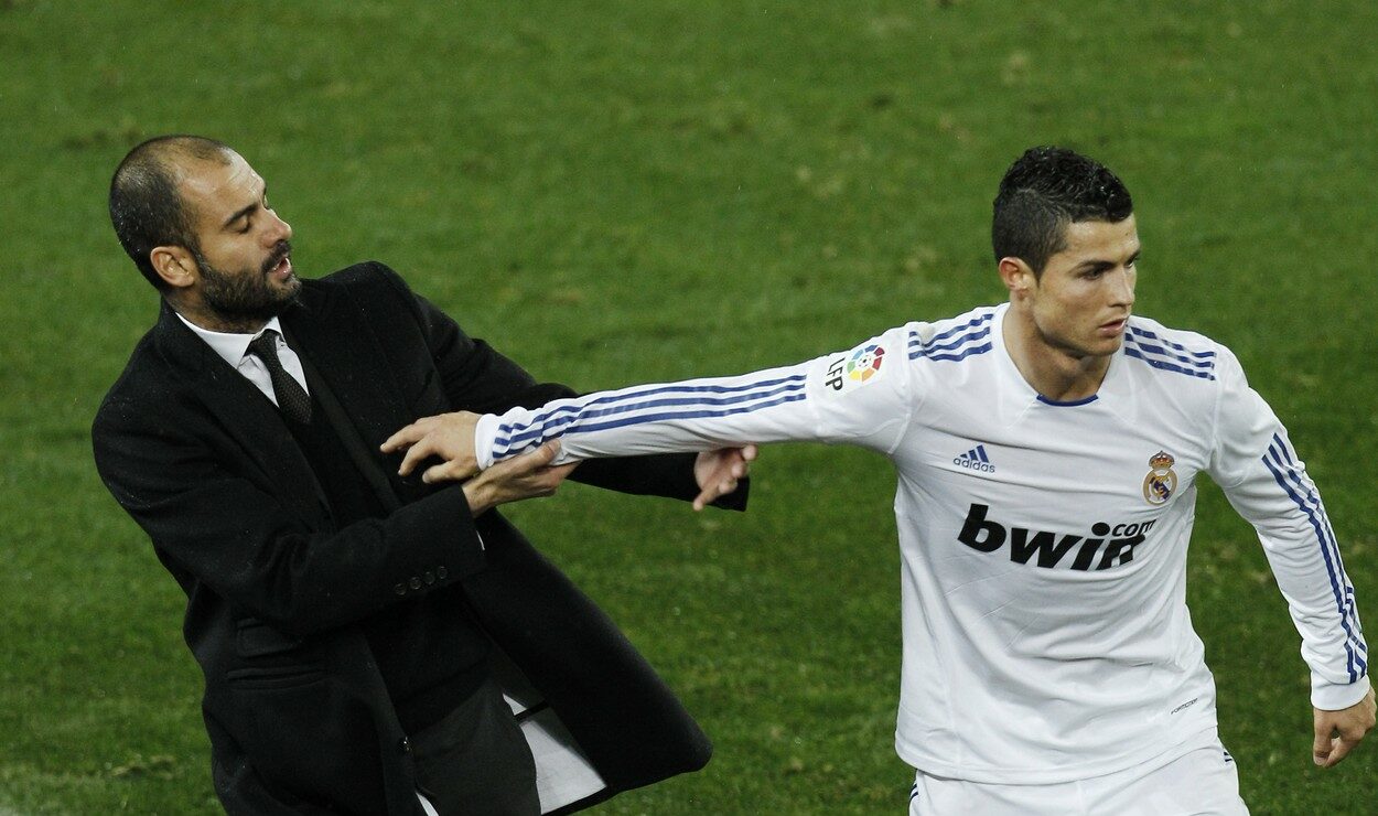 Ce a făcut Pep Guardiola, creatorul lui Leo Messi, când a trecut pe lângă Cristiano Ronaldo pe scenă!
