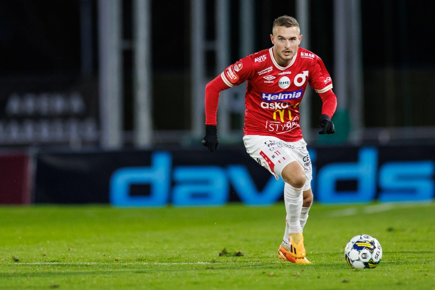 Dinamo forțează transferul unui mijlocaș central suedez! Kopic e disperat să primească întăriri