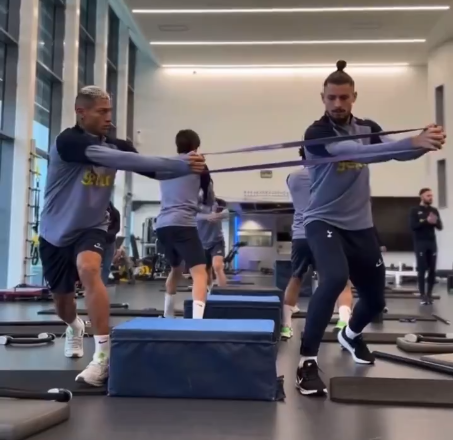 Cum l-a șocat Radu Drăgușin pe brazilianul Richarlison în prima zi a românului la Tottenham! Imaginile sunt virale
