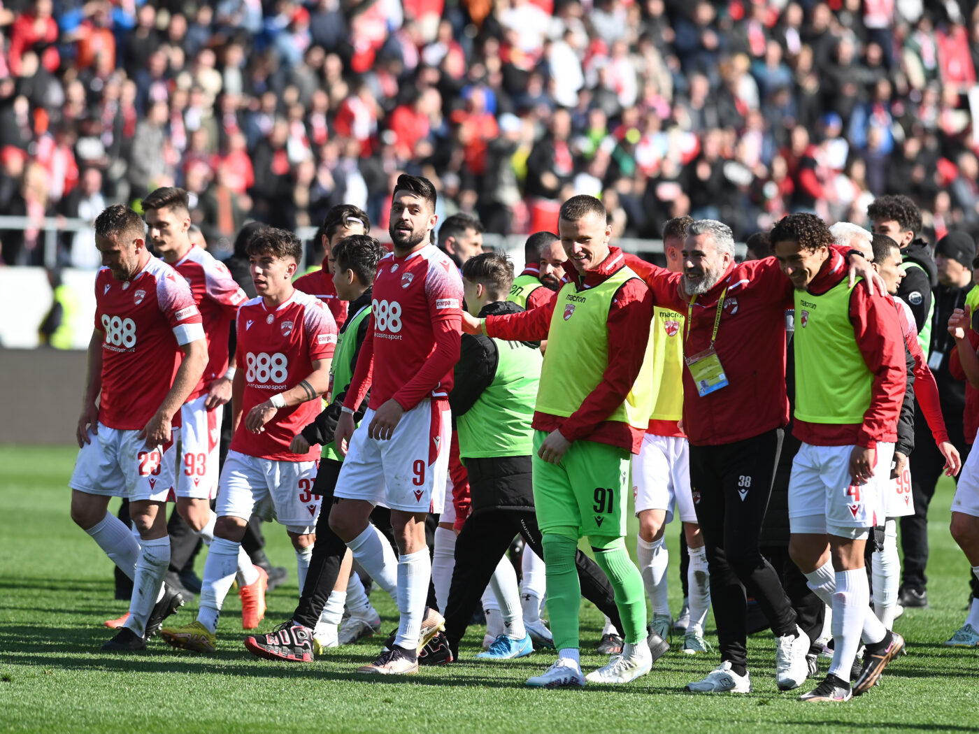 Dinamo nu transferă pe nimeni, dar dă afară pe bandă rulantă! Cu ce fotbalist au reziliat „câinii” contractul