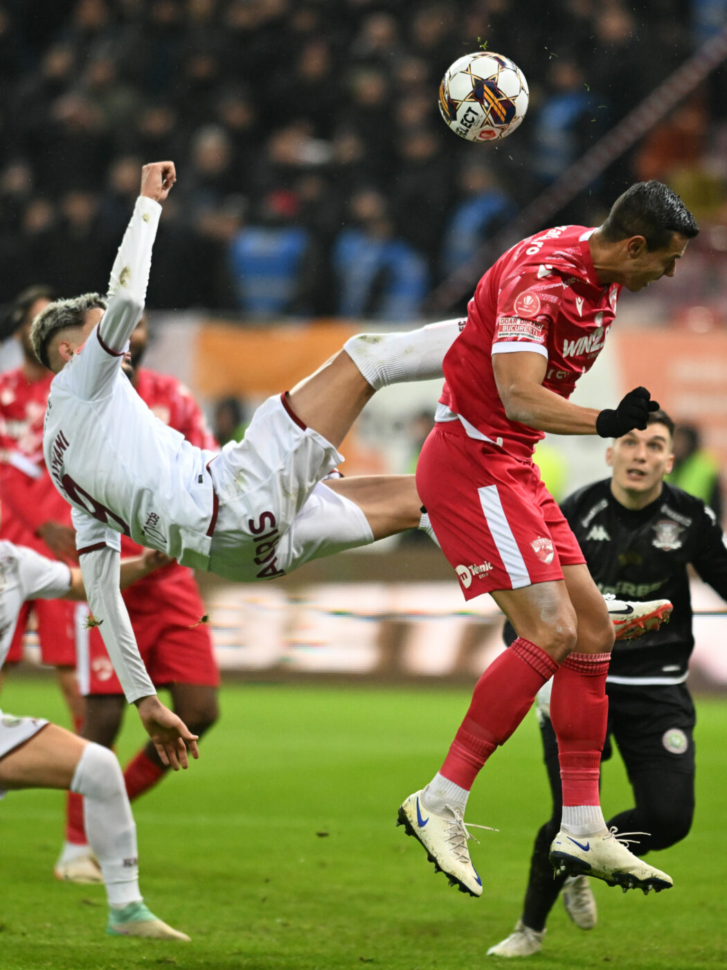 Gafă imensă de arbitraj în derby: penalty clar refuzat lui Rapid în debutul reprizei secunde împotriva lui Dinamo! Rrahmani a căzut secerat în careu, dar brigada a ignorat contactul evident