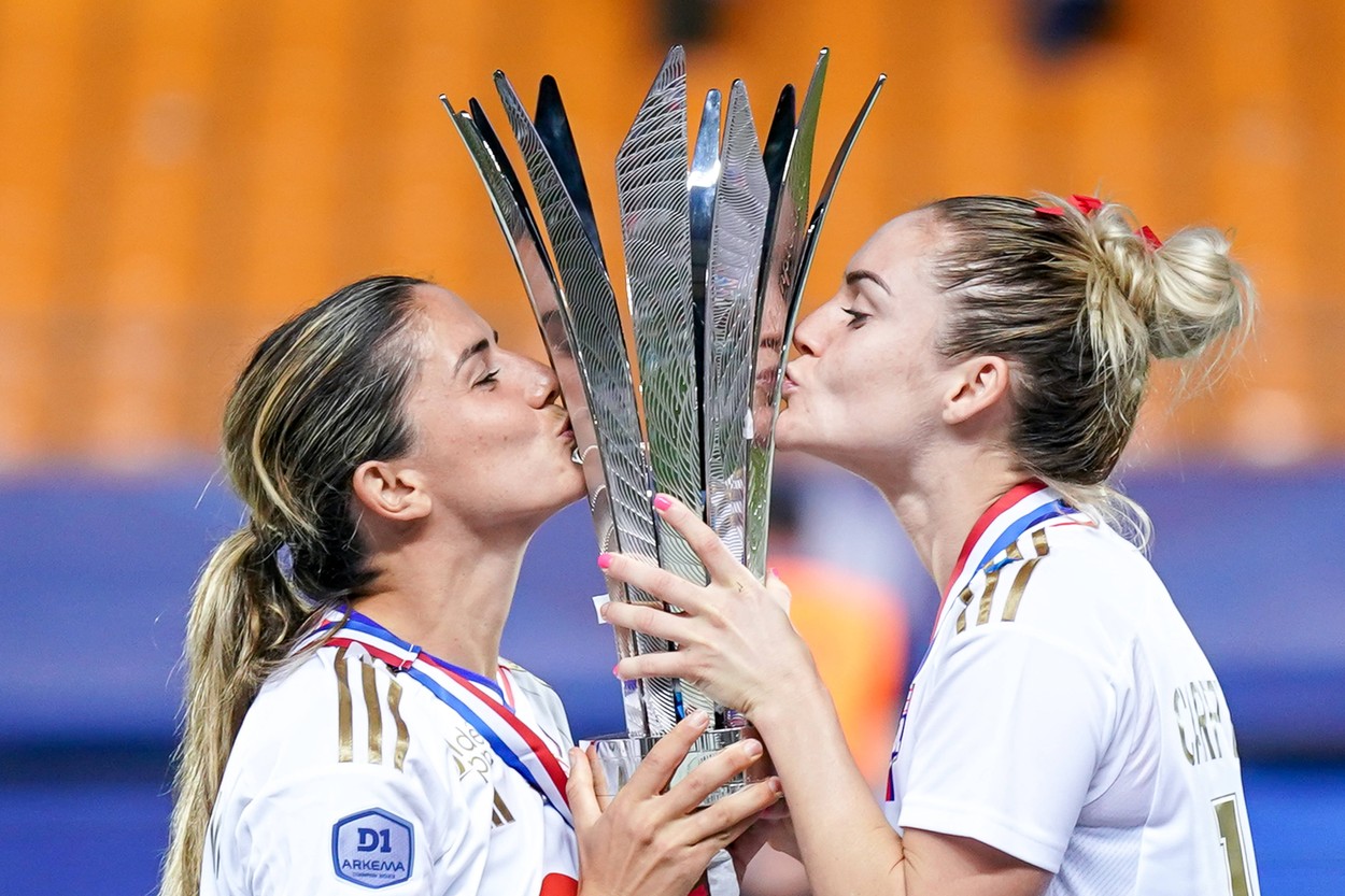 Două jucătoare s-au logodit de Anul Nou! Cine sunt cele două sportive care formează cel mai surprinzător cuplu din fotbal