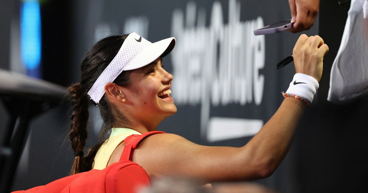 Emma Răducanu, victorioasă după un an într-un Grand Slam! Britanica de origine română a fost asaltată de fani la finalul meciului de la Australian Open. FOTO & VIDEO