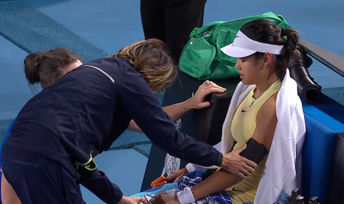 Coșmarul Soranei Cîrstea a lovit-o și pe Emma Răducanu la Australian Open! Britanicei i s-a făcut rău pe teren și a pierdut în turul doi. FOTO