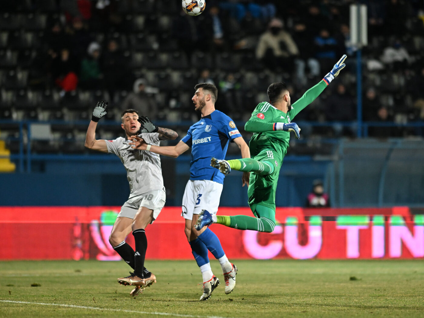 Fază scandaloasă în Farul – FC U Craiova! Mititelu are motive să fie furios, după ce echipa lui Hagi a „scăpat” de un penalty clar: arbitrul a lăsat jocul să continue, deși talpa aplicată fobalistului oltenilor e evidentă!
