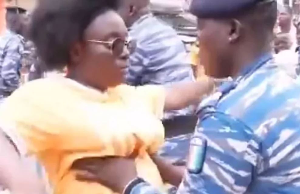 Femei pipăite fără jenă la porțile stadionului! Scene scandaloase la Cupa Africii: „Rușinos!”