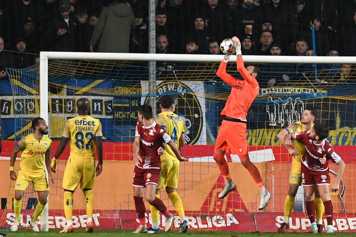 Gigantul din poarta Petrolului e gata de transferul la CFR Cluj sau Rapid, echipe care au oferte pentru goalkeeperii titulari!