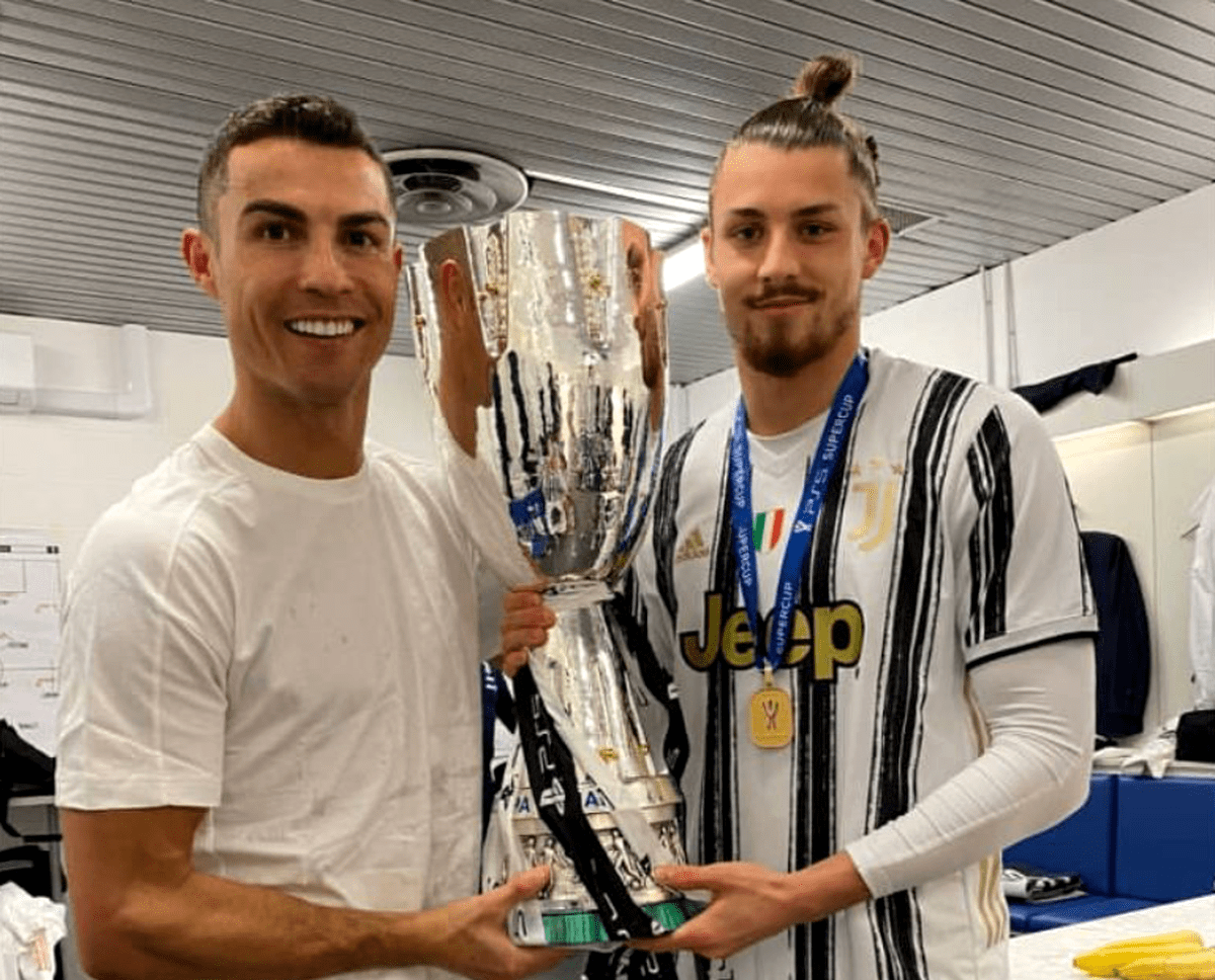 Incredibil! Cristiano Ronaldo l-a transformat pe Radu Drăgușin într-un fotbalist „sculptat de Michelangelo”. Gestul fabulos al portughezului pentru român: l-a luat deoparte în vestiar și i-a dat ceva ce i-a schimbat viața pentru totdeauna