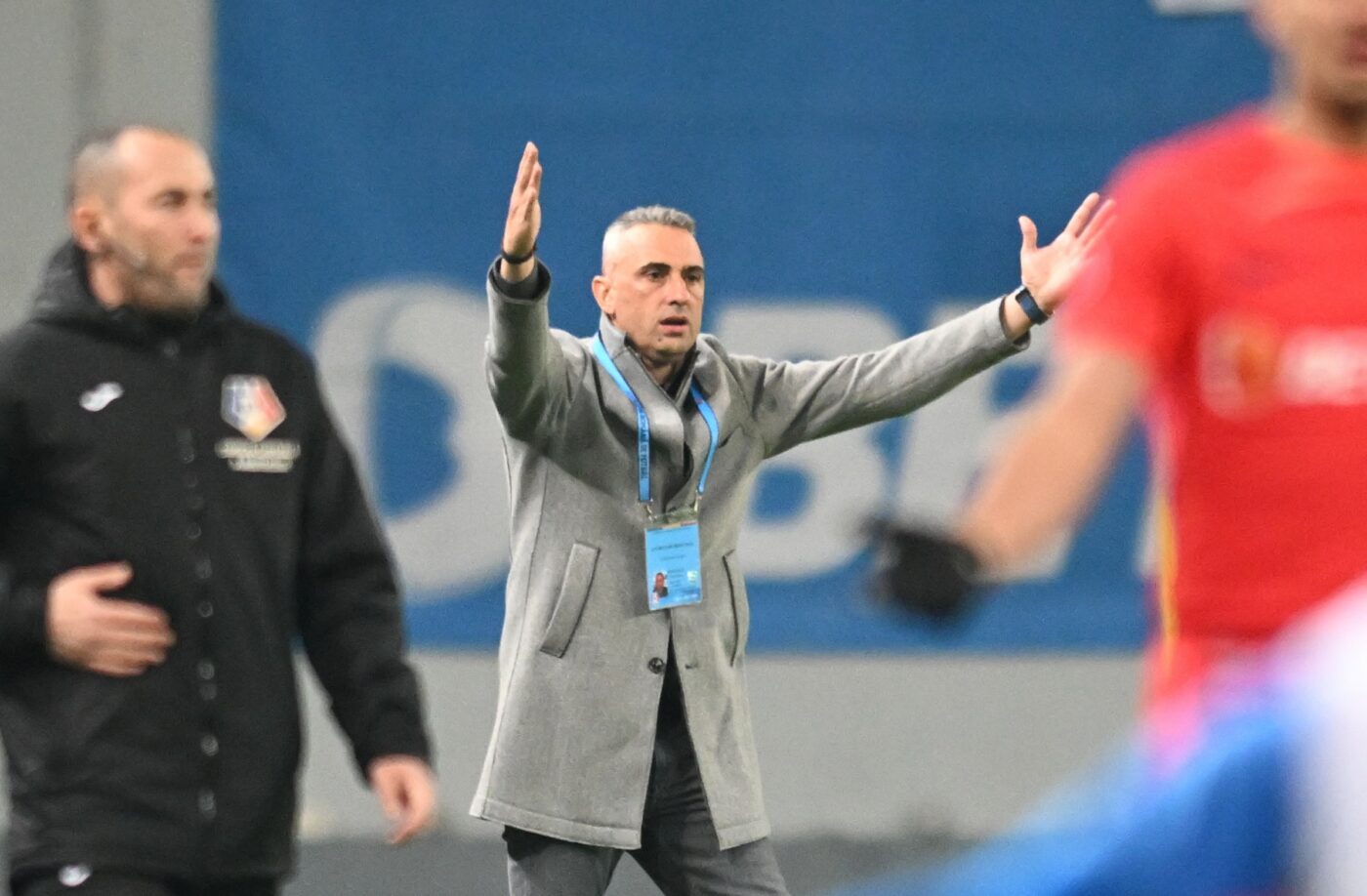 Ivaylo Petev își înjură fotbaliștii de la Universitatea Craiova în bulgară! Ce fost coleg de-al său l-a poreclit „zacuscă” pe tehnicianul oltenilor: „I-am citit pe buze! Dan Petrescu e mic copil”