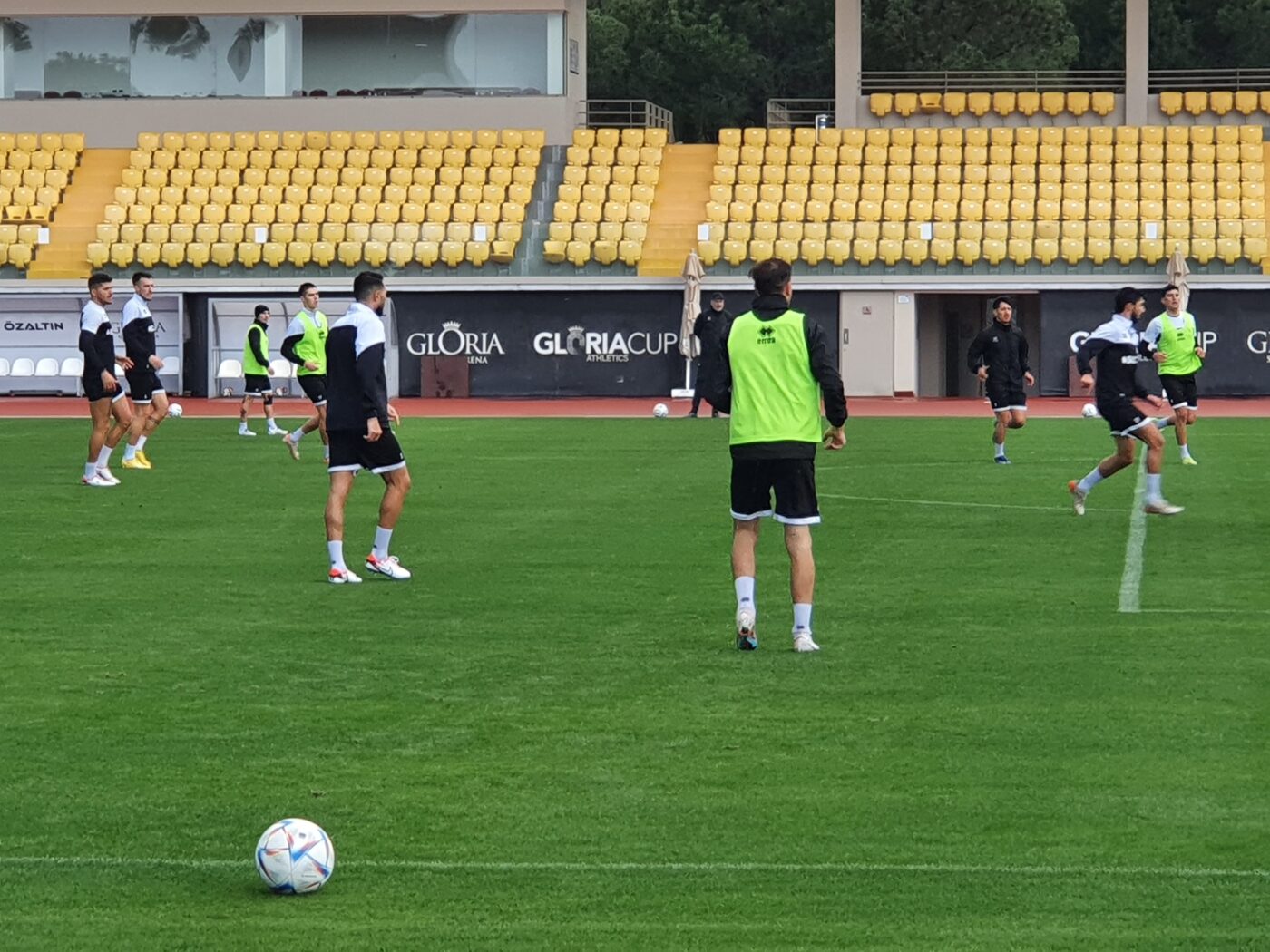 L-au dat afară pe Adrian Mutu și acum atacă fotbaliștii celor de la FCSB! Neftci Baku și-a trimis spionii pentru a urmări vedetele lui Gigi Becali la antrenament. EXCLUSIV