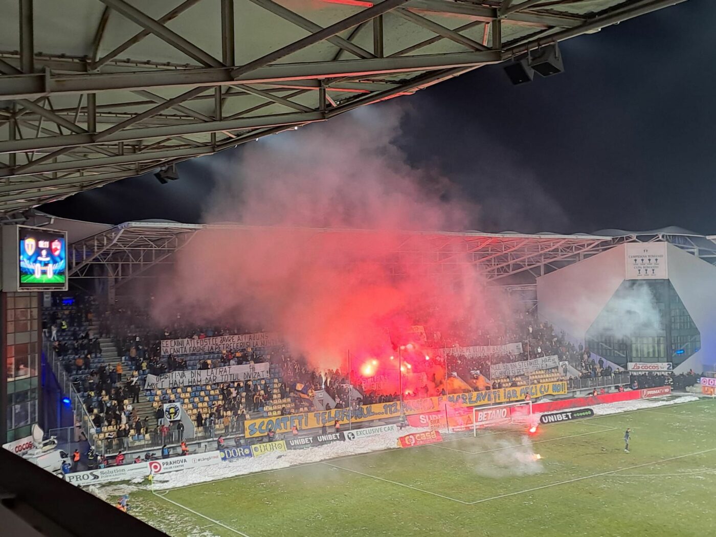 Meci întrerupt pe „Ilie Oană”! Fanii Petrolului au aruncat cu torțe și fumigene pe teren la meciul cu Dinamo. FOTO