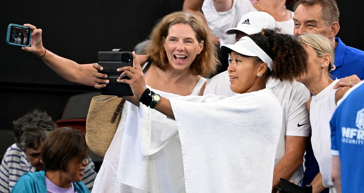 Naomi Osaka a jucat primul meci din postura de mamă, iar fostul antrenor al Simonei Halep a ajutat-o să debuteze cu victorie la Brisbane! Moment emoționant la final. VIDEO