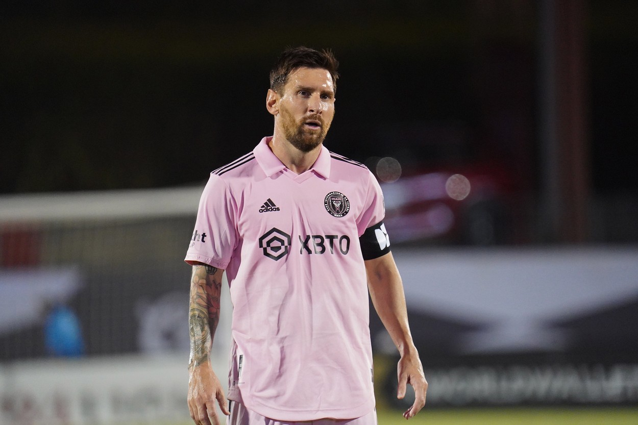 Nu i-a venit să creadă ochilor! Internaționalul român a dat nas în nas cu Leo Messi! Ce a făcut imediat după ce l-a întâlnit pe starul argentinian. FOTO