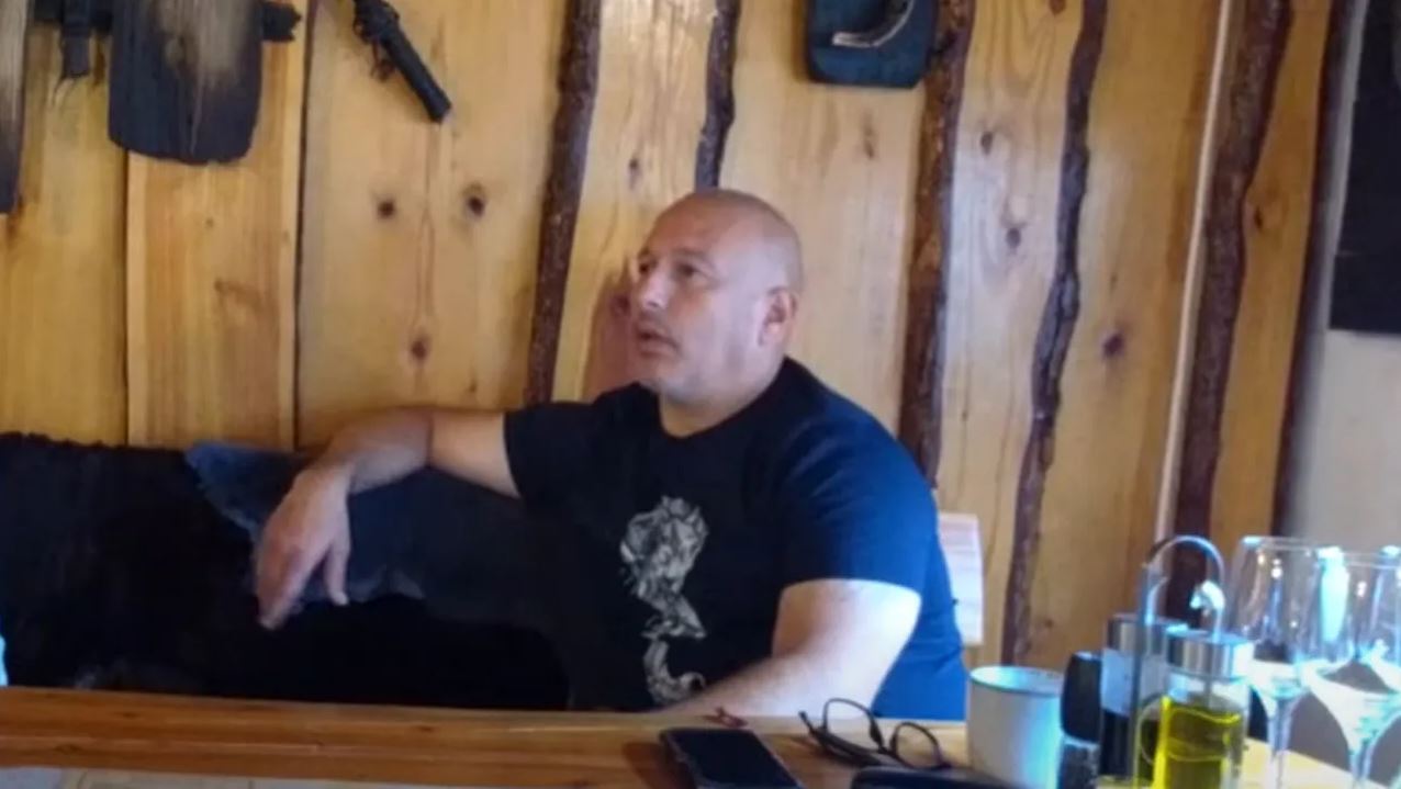 Patronul de la Ferma Dacilor ar arunca vina pe copiii din pensiune pentru incendiu! Ce ar fi putut face adolescenții: avocatul lui Cornel Dinicu dezvăluie varianta pe care procurorii nu au vrut să o verifice, deși adevărul trebuie să iasă la iveală