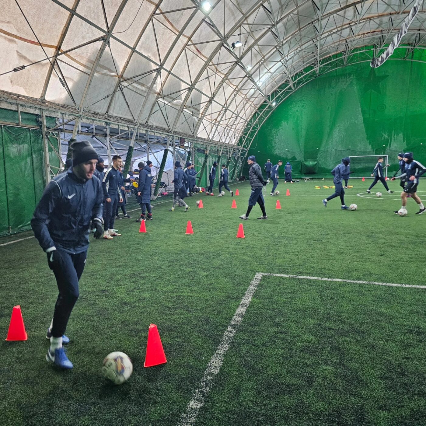 Ieșenii fug din calea viscolului! Poli Iași se mută la București, unde va sta până la meciul cu Sepsi. Elevii lui Leo Grozavu s-au antrenat în ultimele zile în sală, la piscină și în balon