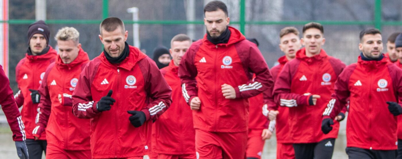 Prima reacție autorizată despre fotbaliștii din Superliga care au ajuns să alerge pe ciment, printre mașini! Fostul component al Generației de Aur a luat decizia dintr-un motiv special