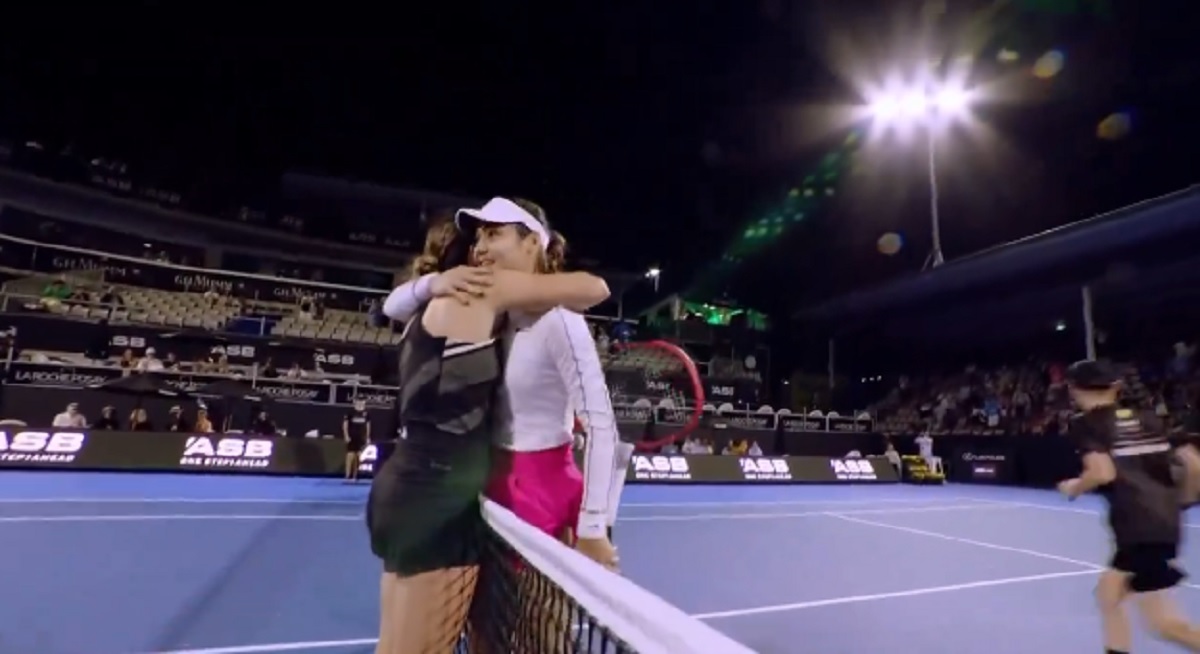 Meciul nebun dintre Gabriela Ruse și Emma Răducanu s-a încheiat după două ore și jumătate de joc! Gabi a revenit de la 2-5 în decisiv, dar britanica a avut ultimul cuvânt la Auckland. VIDEO