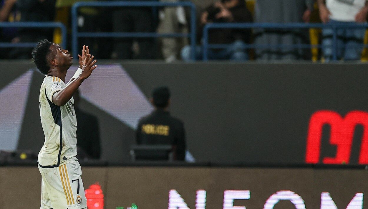 Real Madrid a dat pur și simplu de pământ cu FC Barcelona în finala Supercupei Spaniei! Vinicius Junior i-a îngenuncheat de unul singur pe catalani cu o prestație istorică