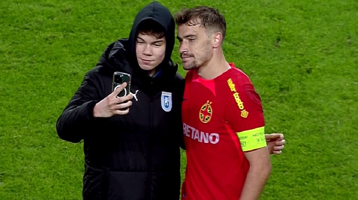 S-a aflat cine e fotbalistul Universitatii Craiova care si-a facut selfie cu Darius Olaru! Fanii au turbat si au cerut sa fie dat afara imediat, dar surpriza e uriasa