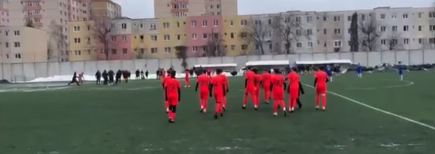 Scene halucinante petrecute, din nou, la meciul echipei de juniori la care antrenor este un oficial FRF! Arbitrul a fost luat la bătaie de părinții furioși, trântit la pământ și lovit cu pumnii și picioarele | FOTO & VIDEO EXCLUSIV