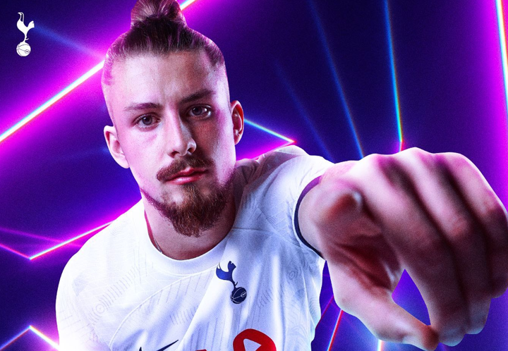 Cum arată și cât costă un tricou de la Tottenham, cu numele lui Radu Drăgușin pe spate! Așa poate fi cumpărat de fanii din România