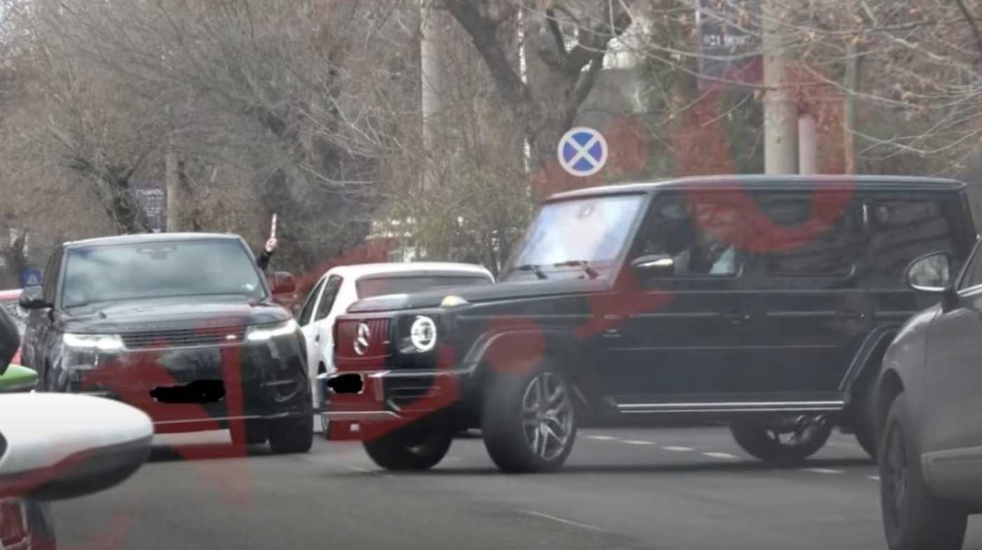 Ion Țiriac, tratat ca un șef de stat în traficul din București! Ce au făcut bodyguarzii afaceristului când miliardarul și-a făcut apariția pe o strada din capitală