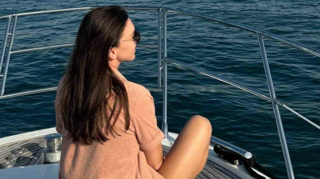 Simona Halep și-a afișat decolteul în costum de baie! Românca se poartă ca o femeie liberă pe iaht în Dubai. GALERIE FOTO