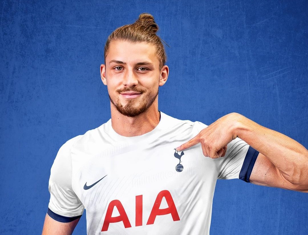 Fanii lui Tottenham nu mai au răbdare! Transferul lui Radu Drăgușin i-a electrizat: „Anunțați-l odată pe «tancul» din România! / Verilor, l-ați pierdut prin Londra?”