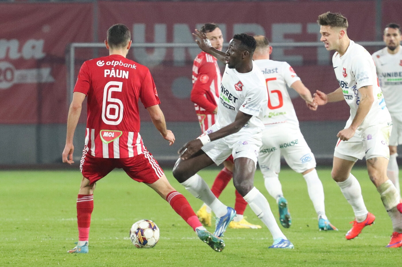 Transfer de identitate în Superliga. După ce l-a vândut la FCSB pe unul dintre cei mai buni fotbaliști ai săi, clubul l-a adus pe fratele acestuia!