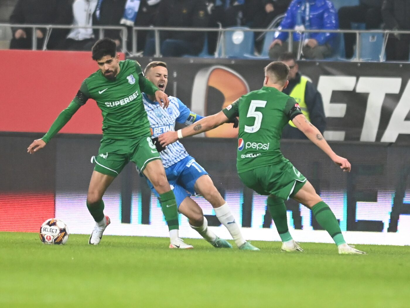 Căpitanul Universităţii Craiova, Nicuşor Bancu, deprimat după eşecul cu Farul: „Parcă suntem blestemaţi, play-off-ul este în pericol!”