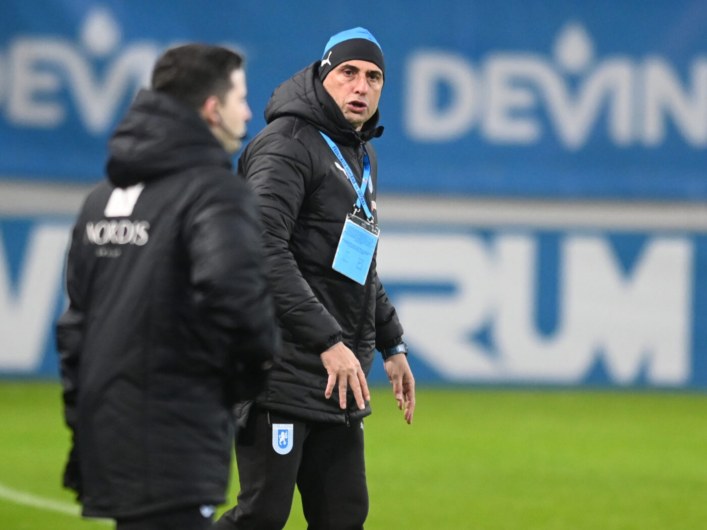 Legendele Universității Craiova sar la gâtul antrenorului Ivaylo Petev, după umilința cu FCSB! Discurs manifest, în direct la ProSport Live: „Sunt de acord că nu cunoaște fotbalul! Uită-te, băi, băiatule, studiază!” VIDEO