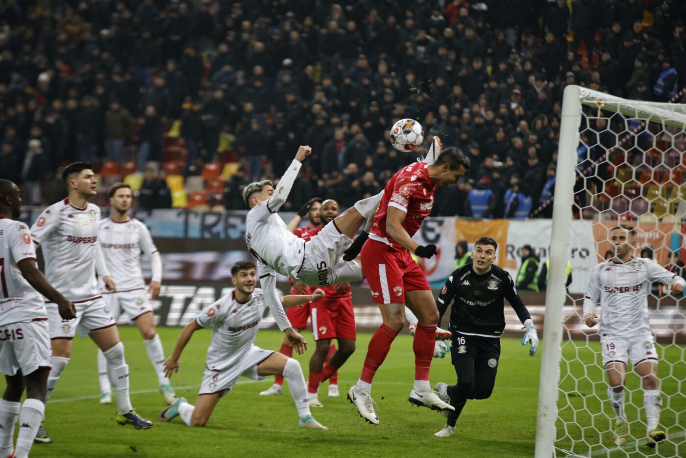Dinamo – Rapid 1-1, Live Video Online, în etapa 23 din Superliga. Final incendiar de primă repriză: oaspeții deschid scorul, gazdele egalează la următoarea fază! Pauză pe Arena Națională